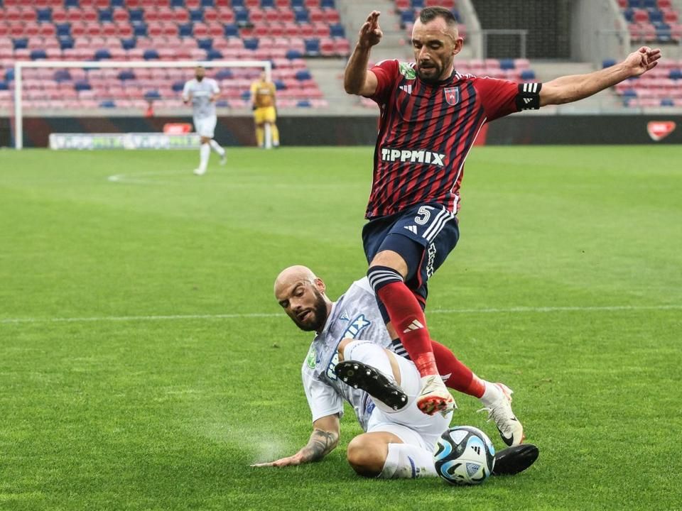Gólgazdag mérkőzésen emberhátrányban szerzett pontot a Fehérvár FC
